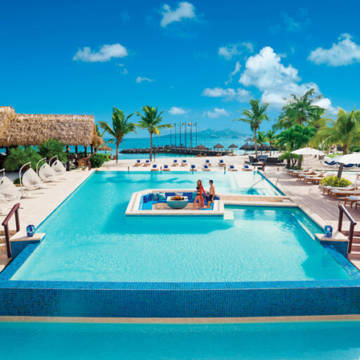 SLS_PINK_GIN_POOL_AND_DECK_LIFESTYLE_048 Re_SB_RGB